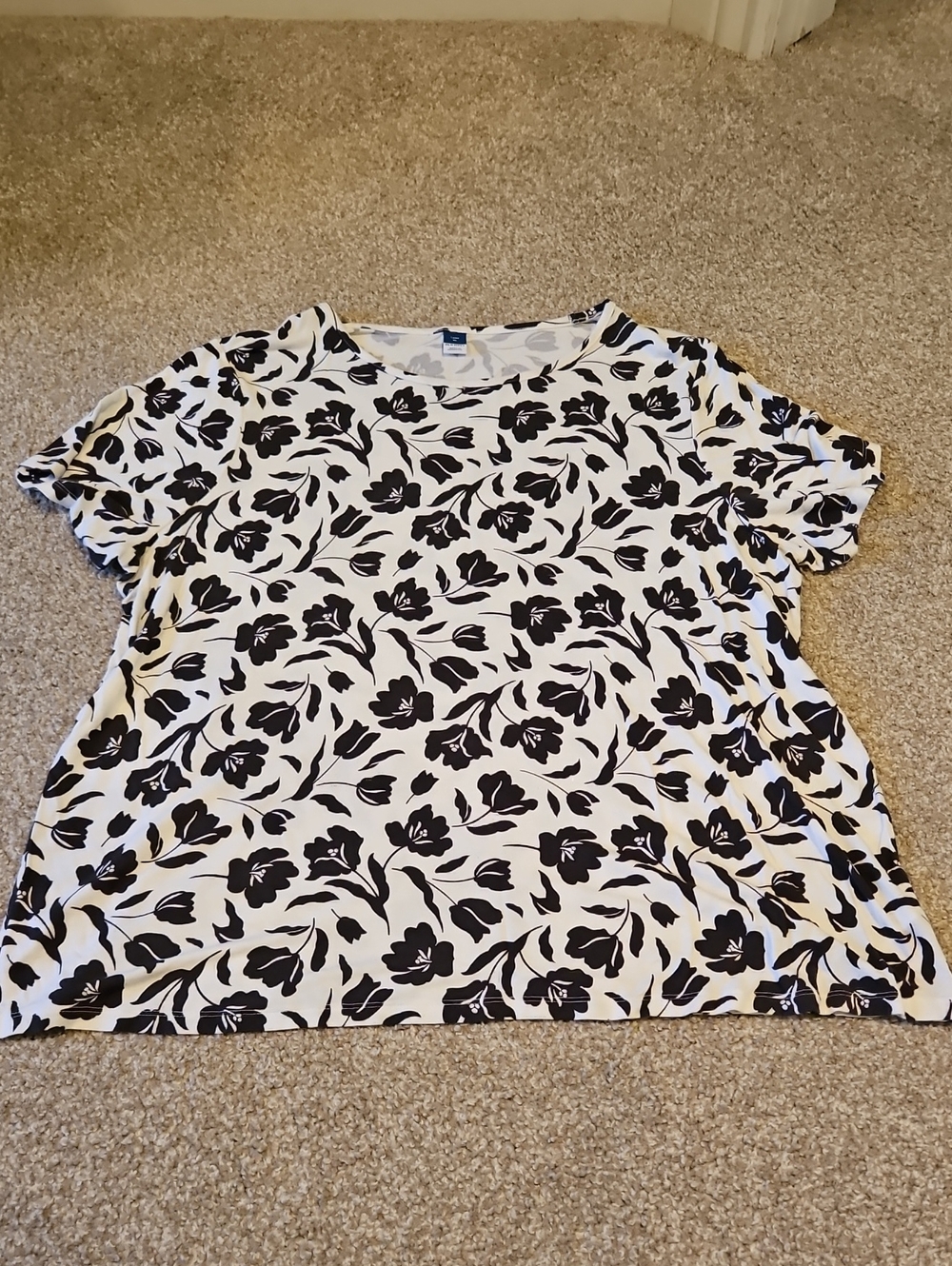 Old Navy Black & White Floral Short Sleeve Tee